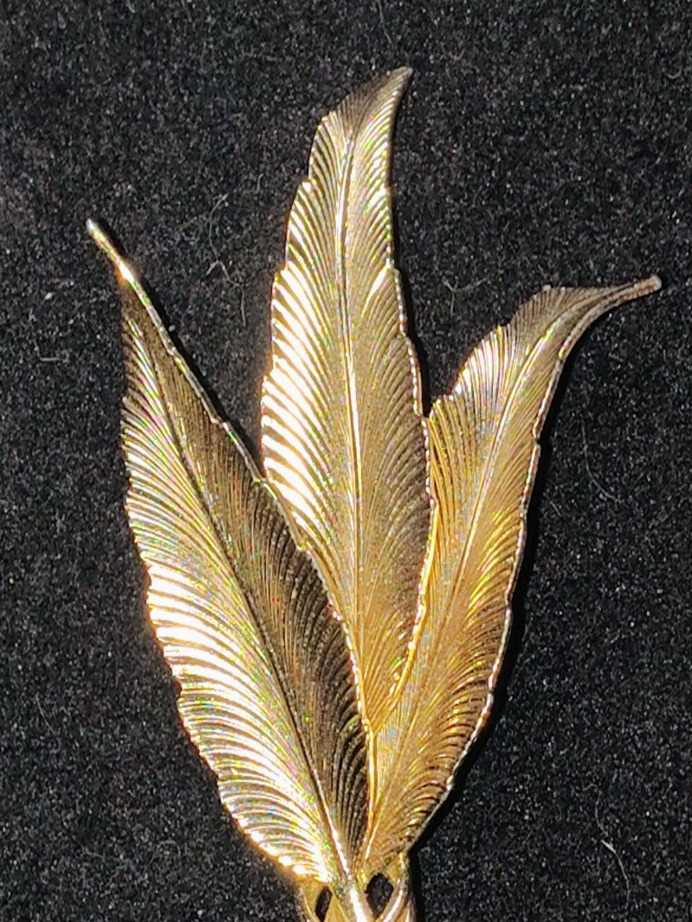 Vintage Gold‑Tone Three‑Leaf Bouquet Brooch Textured Leaves & Ribbon Loop – 2.75